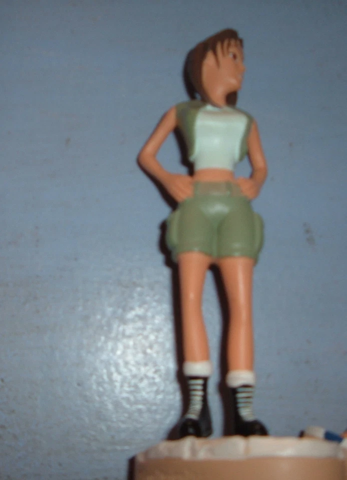 FIGURINE EN RESINE ATLAS LARA CROFT TOMB RAIDER LA REVELATION FINALE - CAMBODGE - Photo 1/1