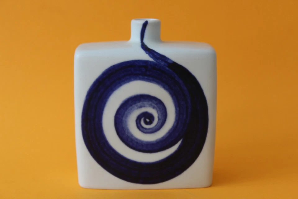 80er Jahre Design Glas Flasche weiß mit blauer stilisierter Schnecke