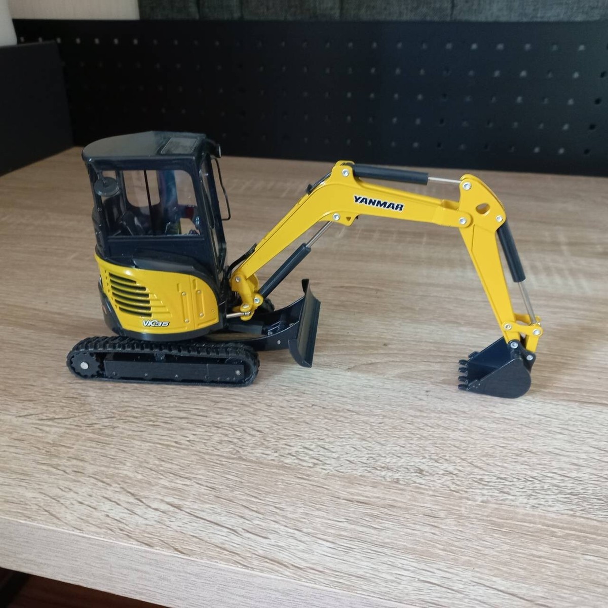 YANMAR Vio35 Small Heavy Equipment Excavator Die-Cast Metal