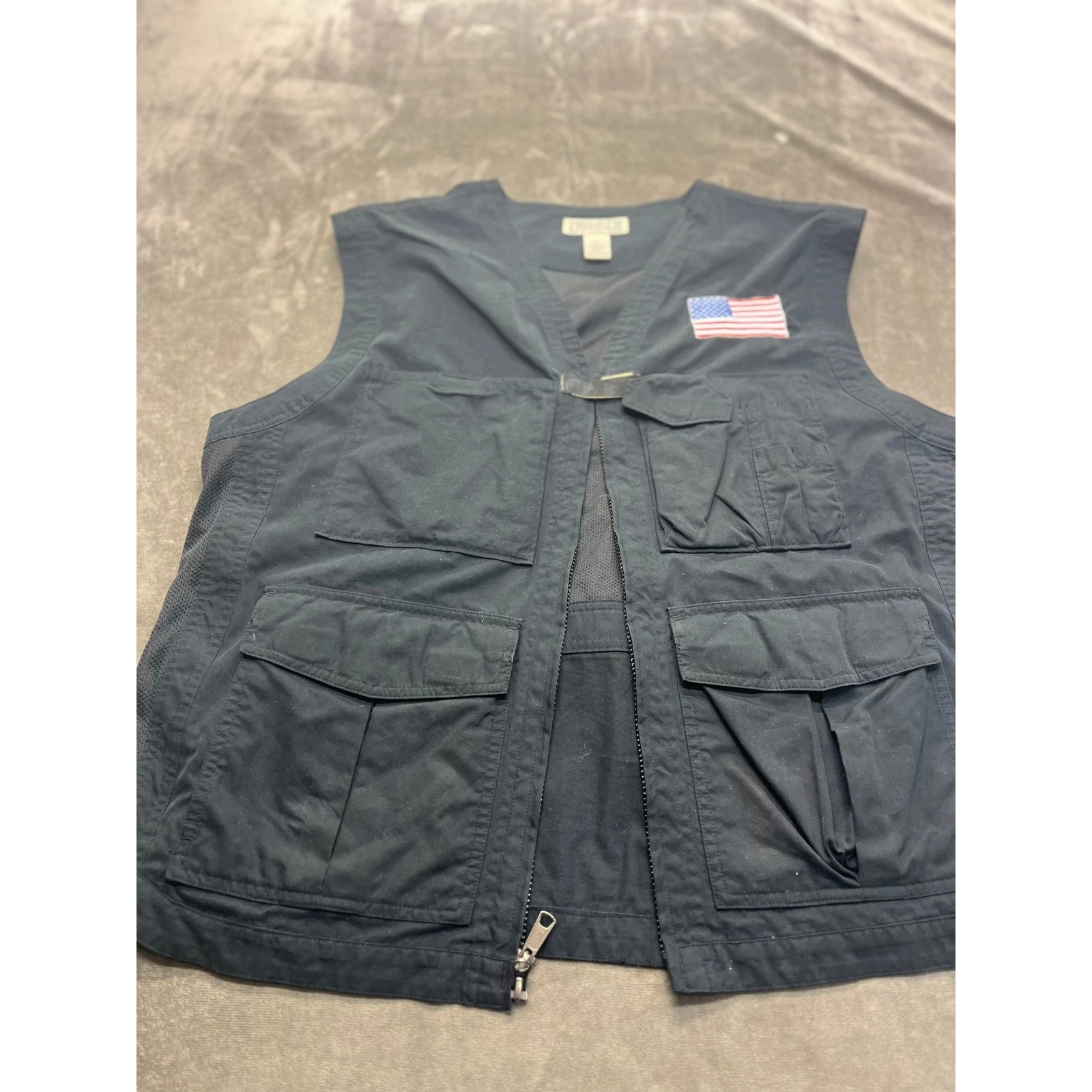 Duluth Trading Co Mens Black Multi Pocket Utility Fishing Vest American Flag L