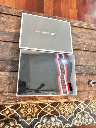 MICHAEL KORS BEANIE HAT & SCARF 2 PC Box GIFT SET Vertical Logo Haute Red NEW - Picture 6 of 6