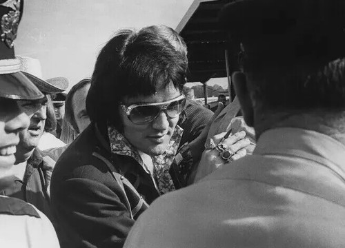 Firmando autógrafos Elvis Presley con gafas de sol foto 4"" x eBay