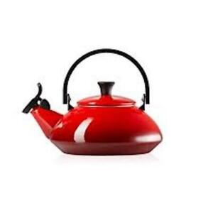 Cerise Le Creuset Zen Kettle with Whistle 1.5 L Cerise Le Creuset Zen Kettle with Whistle 1.5 L