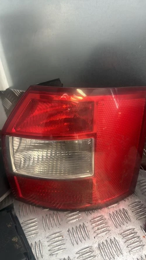 Feu arriere principal droit (feux) AUDI A4 2 AVANT PHASE 1 BREAK 8E9945096A - Photo 1/3