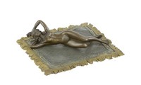 Eine Bronzeskulptur Einer Weiblichen Aktfigur Auf Einem Teppich Replikat Retro D