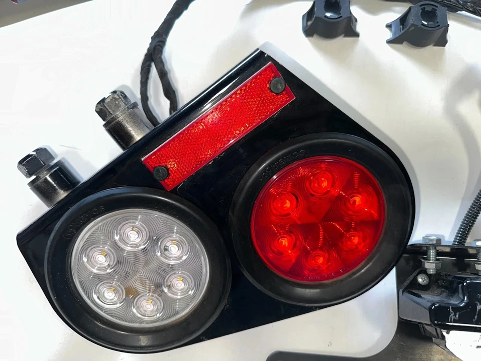 Peterbilt 379 389 LED Tail Lights Paccar Brackets New Take Off & Wiring Harness Foto 2 de 4