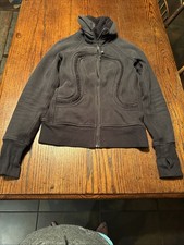 Lululemon Black size 6 women Jacket. Lined Collar. Medium Weight. Thumb Holes.
