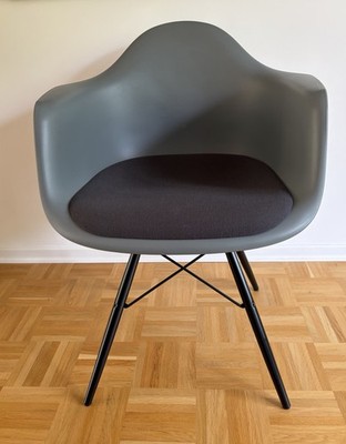Vitra Eames Plastic Armchair DAW Polster Sitzfläche Ahorn Schwarz