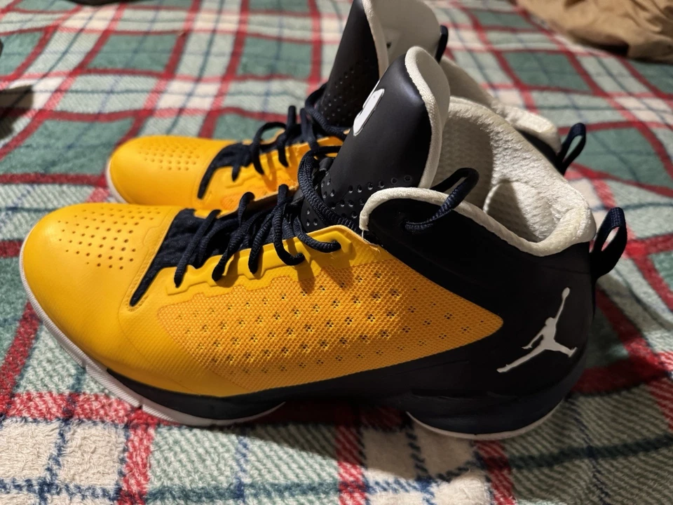 Size 14 - Jordan Fly Wade 2 Marquette - Image 2 of 4
