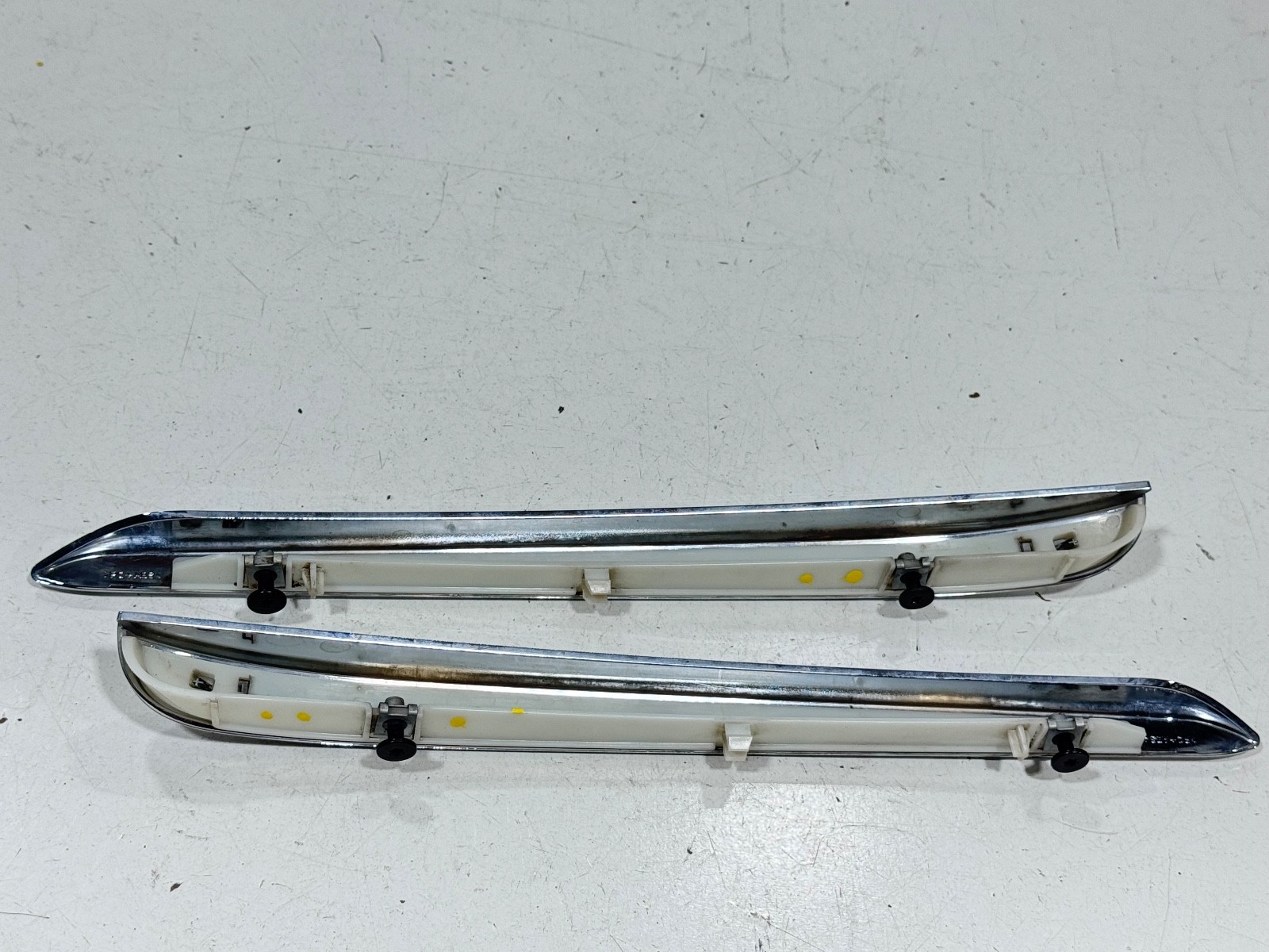 2017 - 2020 Maserati Levante front bumper chrome molding insert L&R 670122402