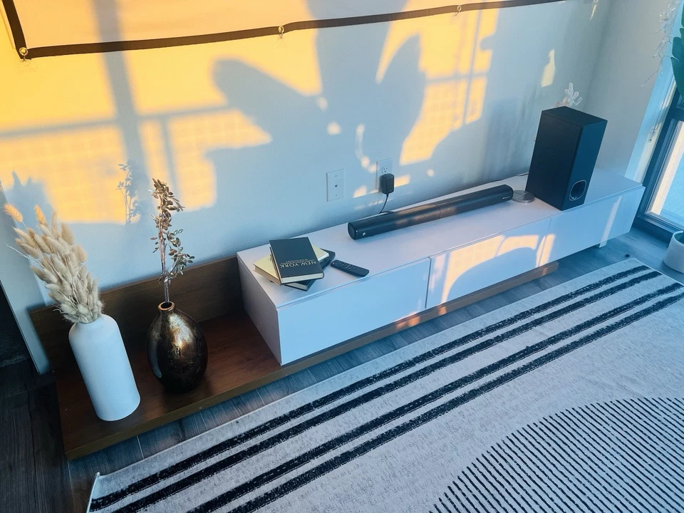 Moderno soporte de TV blanco/roble.  78”-156” reversible Foto 3 de 4