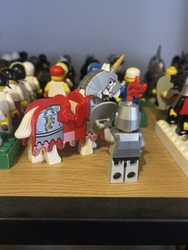 LEGO Castle Kingdoms Minifigure Lion Knights And Barding White Horse 7947