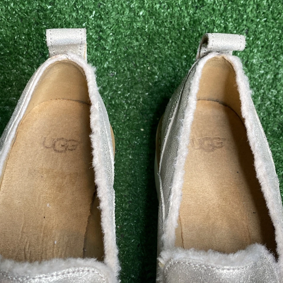 Mocasines UGG Atwater de gamuza de cuero dorado metálico para mujer talla 9 M envío gratuito Foto 3 de 4