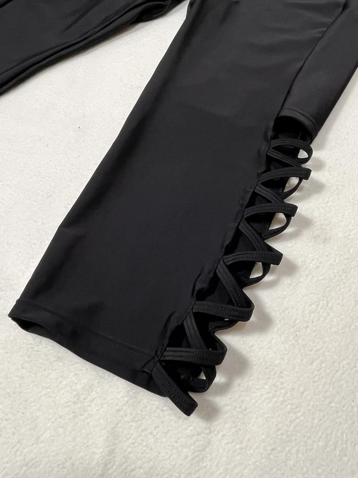 Leggings Torrid Active preta Capri plus size 2 bolsos com detalhe de malha cruzada - Imagem 2 de 4