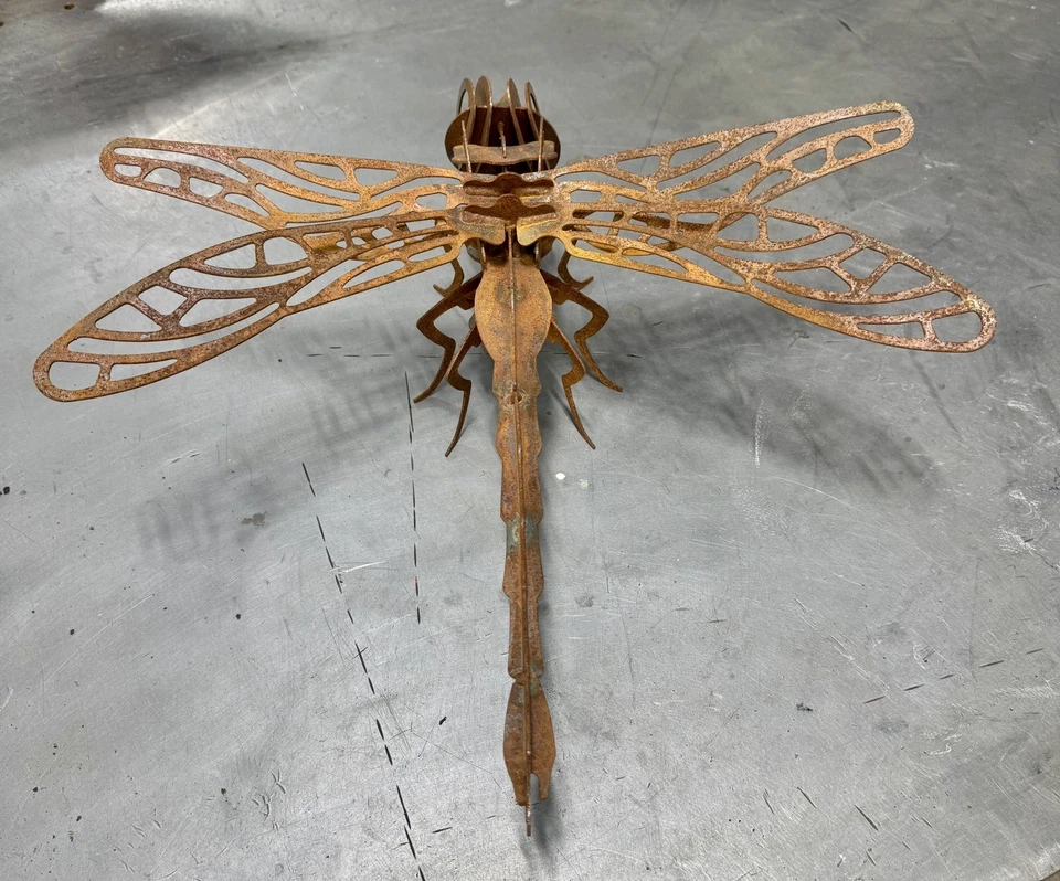 Escultura de libélula de metal hecha a mano - pátina rústica - pieza de arte única en su clase Foto 3 de 4