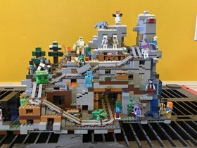 Lego Minecraft The Mountain Cave 21137 100% Complete- 36 Minifigs + Extra Lot