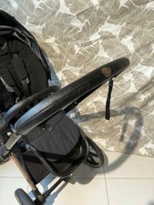 Cybex Priam V3/V4 Cochecito Empuje Manija Cubierta con Ventana para Logo, Cuero Negro
