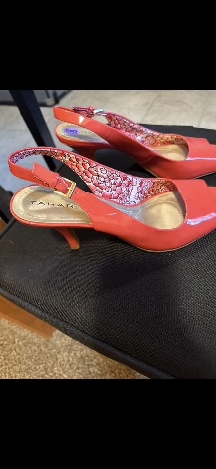 Tacones Coral - Por Tahari - Talla 8 Foto 2 de 4