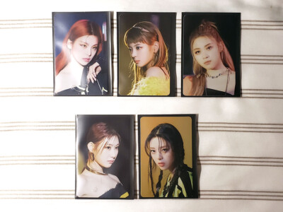 ITZY - GUESS WHO - 4th Mini Album - Official Photocards (Free