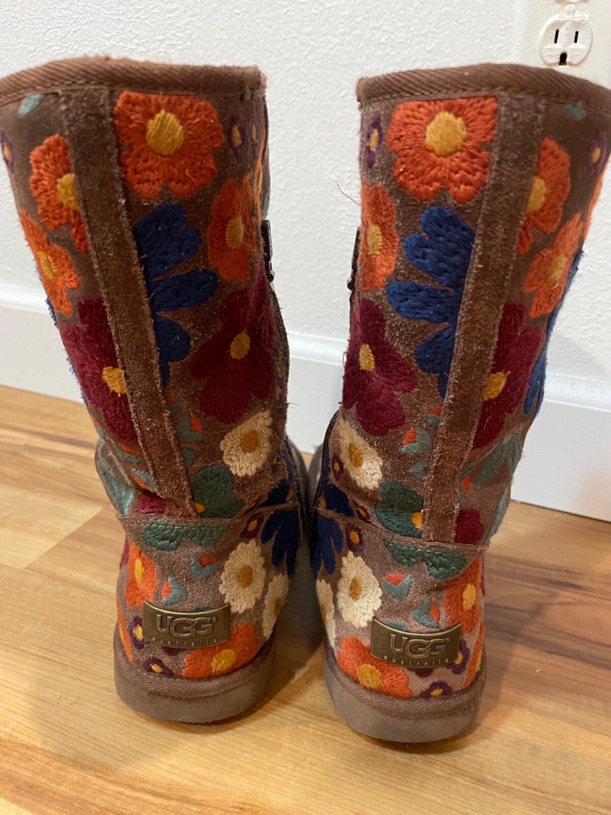 UGG WAHINE Floral Embroidered Suede Shearling Womens Size 8 Boots