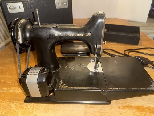 Singer Featherweight 221-1 Sewing Machine AF881135 (1941) w/Case, Tray & Acc. - Picture 7 of 24