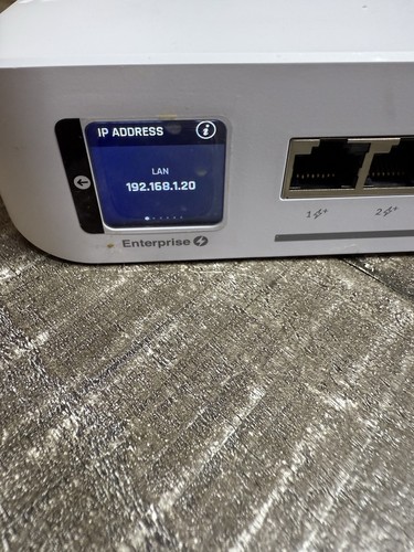 Ubiquiti Networks Enterprise 8-Port Multi-Gigabit Layer 3 PoE Switch - Afbeelding 2 van 9