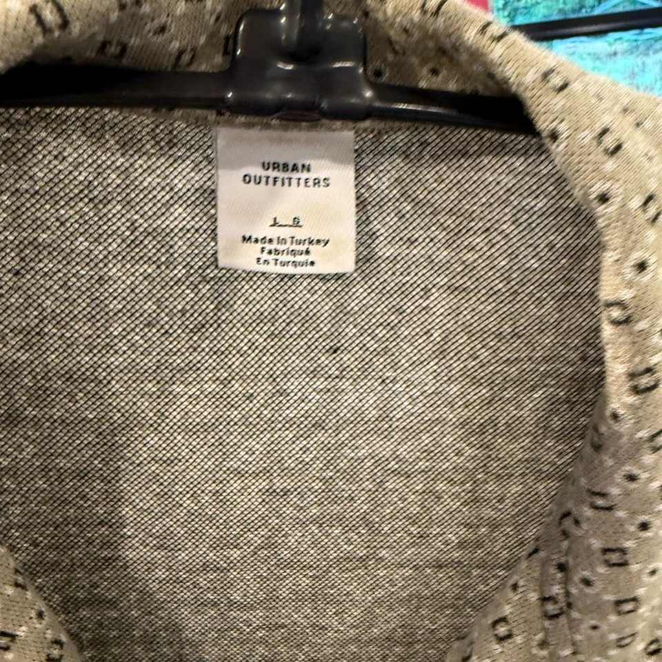 Camisa geométrica Urban Outfitters negra y gris Foto 3 de 4