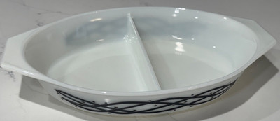 PYREX 1.5QT  DIVIDED BARBED WIRE CASSEROLE SERVING DISH