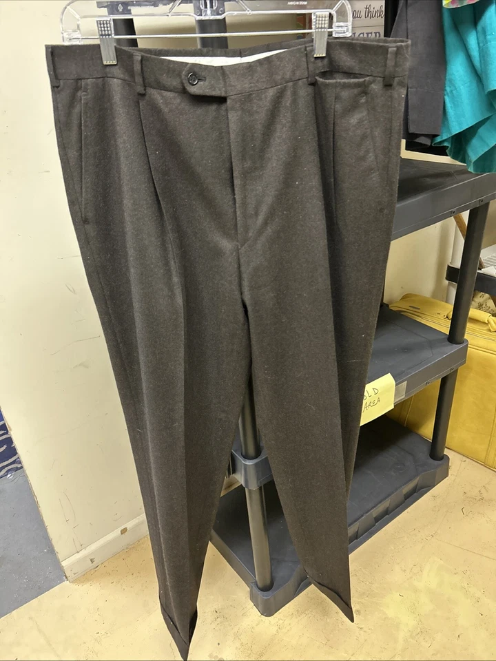 Vintage 90% Wool Men’s Belvest Dress Pants. Made In Italy Size 38x31 1/2” - Image 4 of 4