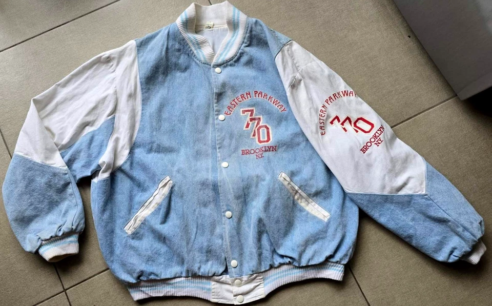 Jaqueta bombardeiro jeans rara vintage anos 80 "EASTERN PARKWAY 770 BROOKLYN N.Y." - Imagem 3 de 4