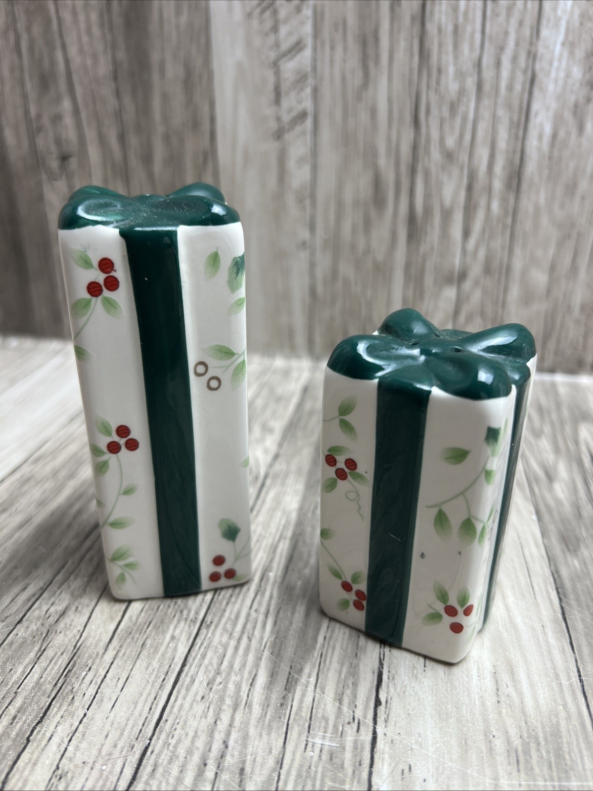 Pfaltzgraff Winterberry (Christmas Presents) Salt & Pepper Shakers new in Box