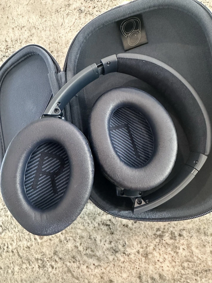 LIMITED EDITION Bose QC 35 II Wireless Noise-Cancelling - Navy Blue - Image 4 of 4