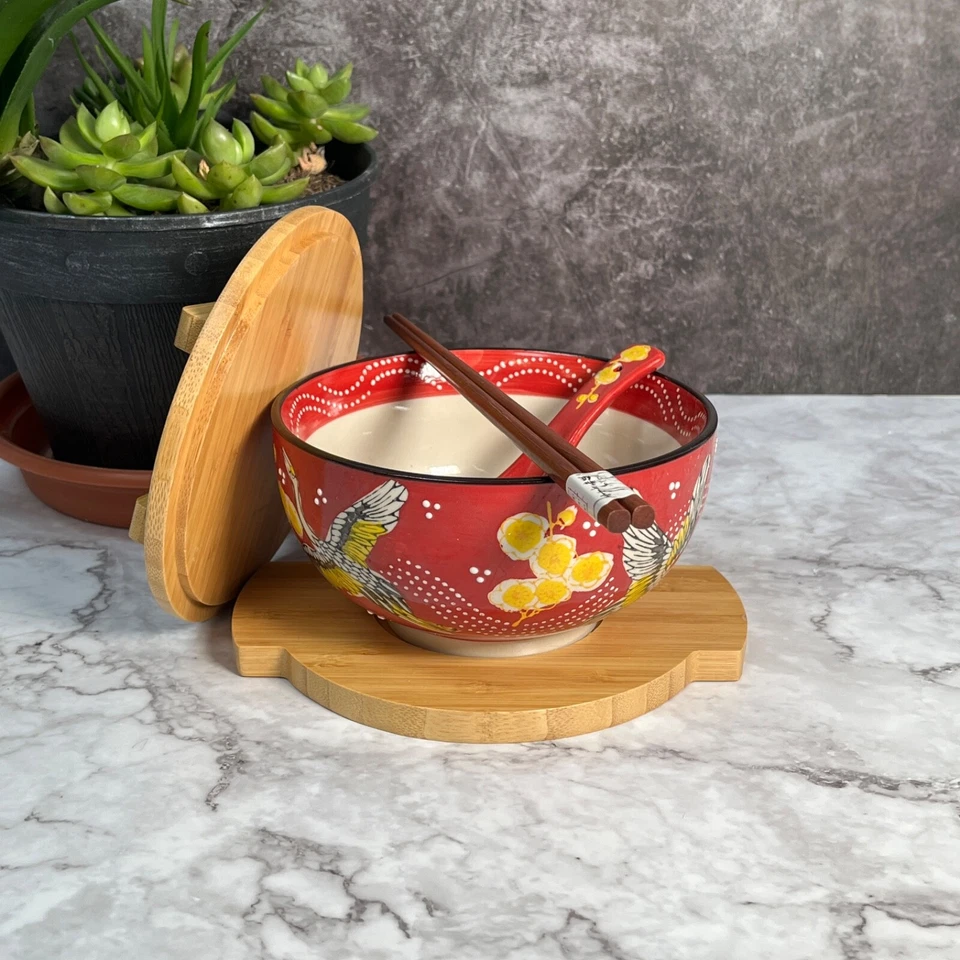 Grúa coronada roja estilo cerámica japonesa arroz fideos ramen cuenco con bambú Foto 4 de 4