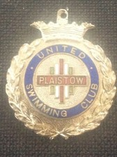 Vintage PLAISTOW United Swimming Club Enamel Badge Medal FOB 1982