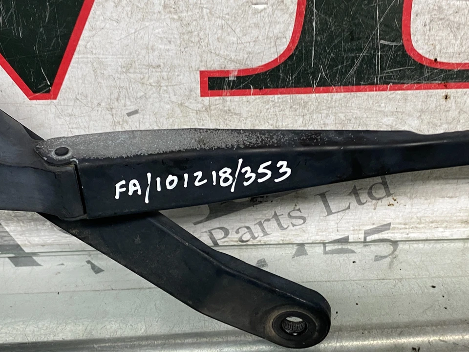 MERCEDES BENZ W207 E CLASS FRONT WIPER ARM LEFT SIDE A2078200644 - Image 2 of 4