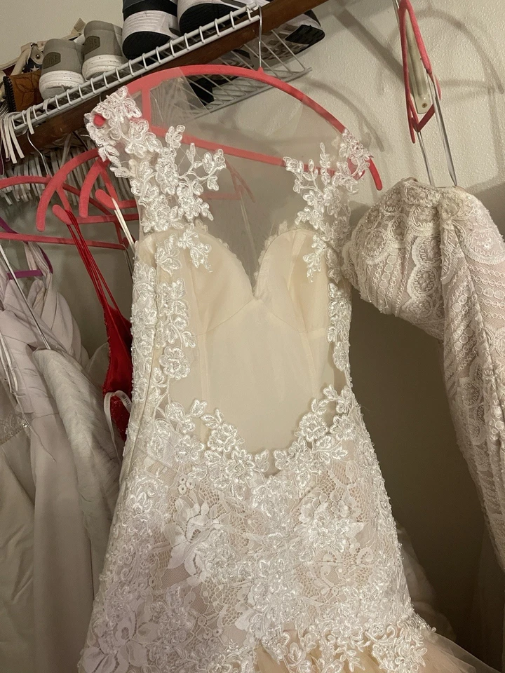 Hermoso vestido de novia majestuoso que fluye Foto 2 de 4