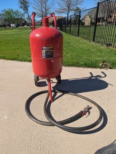Open boxed Central Pneumatics Portable sand/media blaster - 40lb
