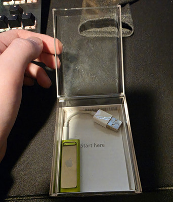 Apple iPod Shuffle 3rd Gen 4GB Green/Silver Digital Music Player USB