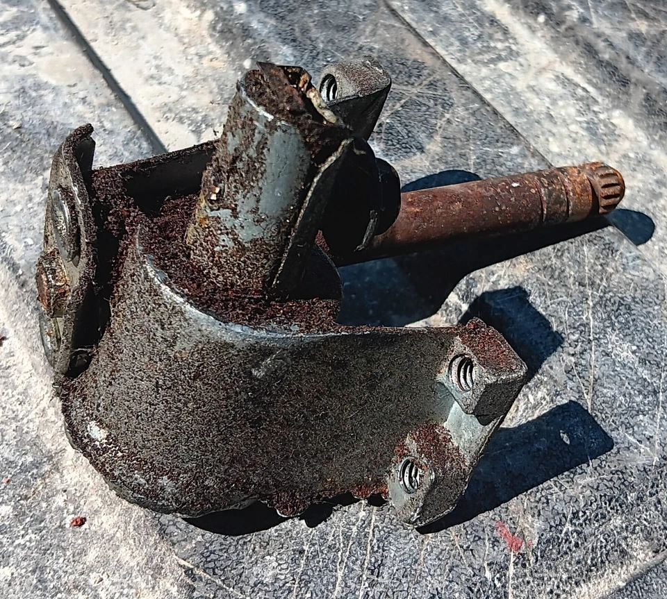 Control de manivela de alerón/ventilación del lado del pasajero de un Pontiac LeMans 1971 Foto 4 de 4