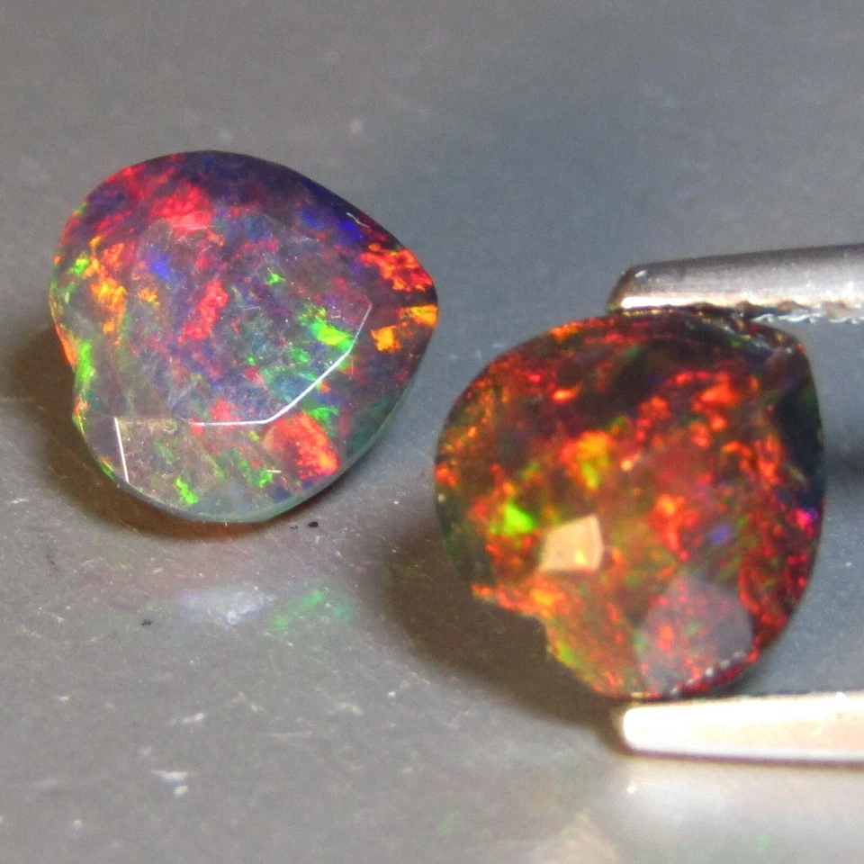 Мигающий натуральный черный опал 2,44 карата 8 мм подходящая пара драгоценных камней в форме сердца Эфиопия  - Изображение 3 из 4