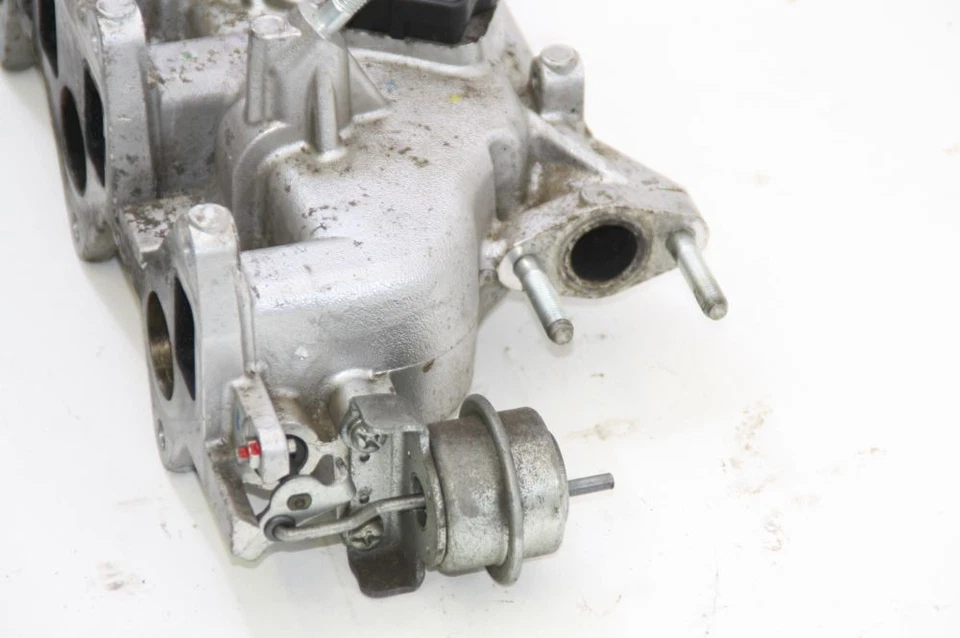 Colector de admisión Mazda BT 50 UN WE0513100 2.5 105 KW 143 CV diésel 06-2007 Foto 3 de 4