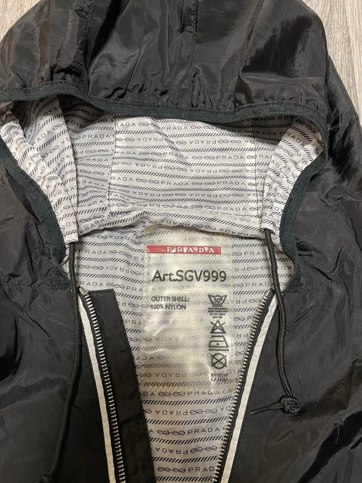 Chaqueta con Capucha Prada Sport Nylon De Colección Negra Hecha en Italia Años 90 Y2K Talla 54 L Foto 2 de 4