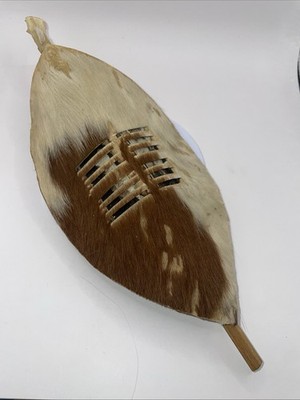Kleines Vintage traditionelles Zulu Schild, typischerweise aus Nguni Kuhfell 24x9cm