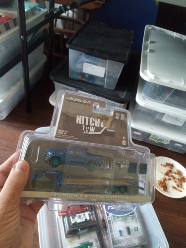 Greenlight Hitch & Tow 2019 Chevrolet Silverado & Gooseneck Trailer - Picture 2 of 7