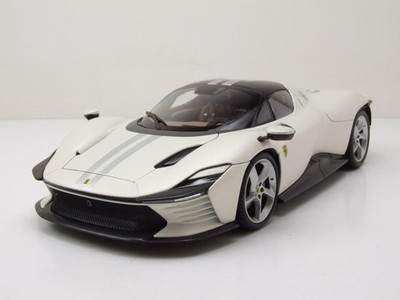 Ferrari Daytona SP3 weiß Modellauto 1:18 Bburago Signature