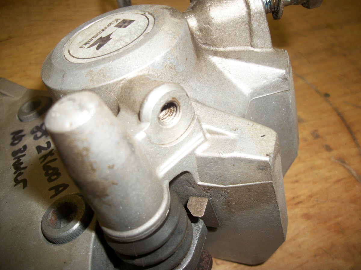 MRです。 1984-1985 Nissan 300ZX Z31 2+2 Brake Master Cylinder | OE