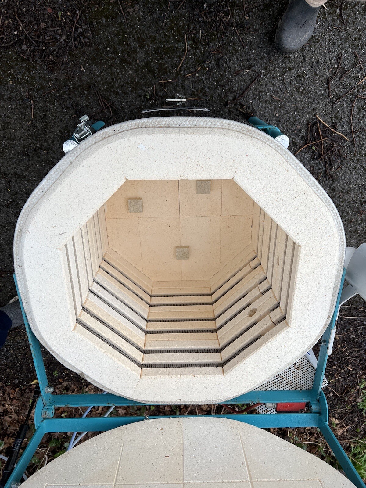 Rohde TE 50 S Kiln, 4 Shelves and lots of kiln furniture. Temp up to