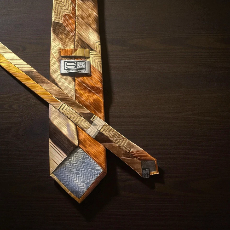 Corbata de seda de lujo Steven Land geométrica marrón dorado patrón 59x4 ropa de hombre de alta gama  Foto 3 de 4
