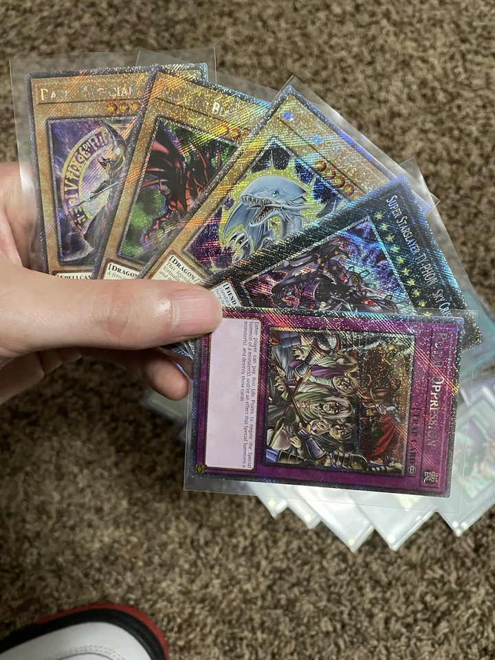 Lote de Cartas Yugioh Mago Oscuro/Ojos Azules/Ojos Rojos/Opresión Real Platino Raro. Foto 2 de 4