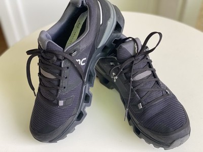 sneaker damen 40 schwarz, Fa. On, kaum getragen, weil leider zu klein gekauft